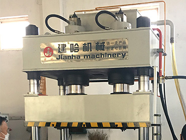 四柱液壓機是如何工作運行的